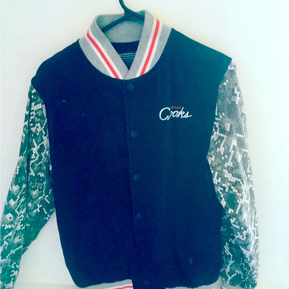 Could be for men and women. Large.